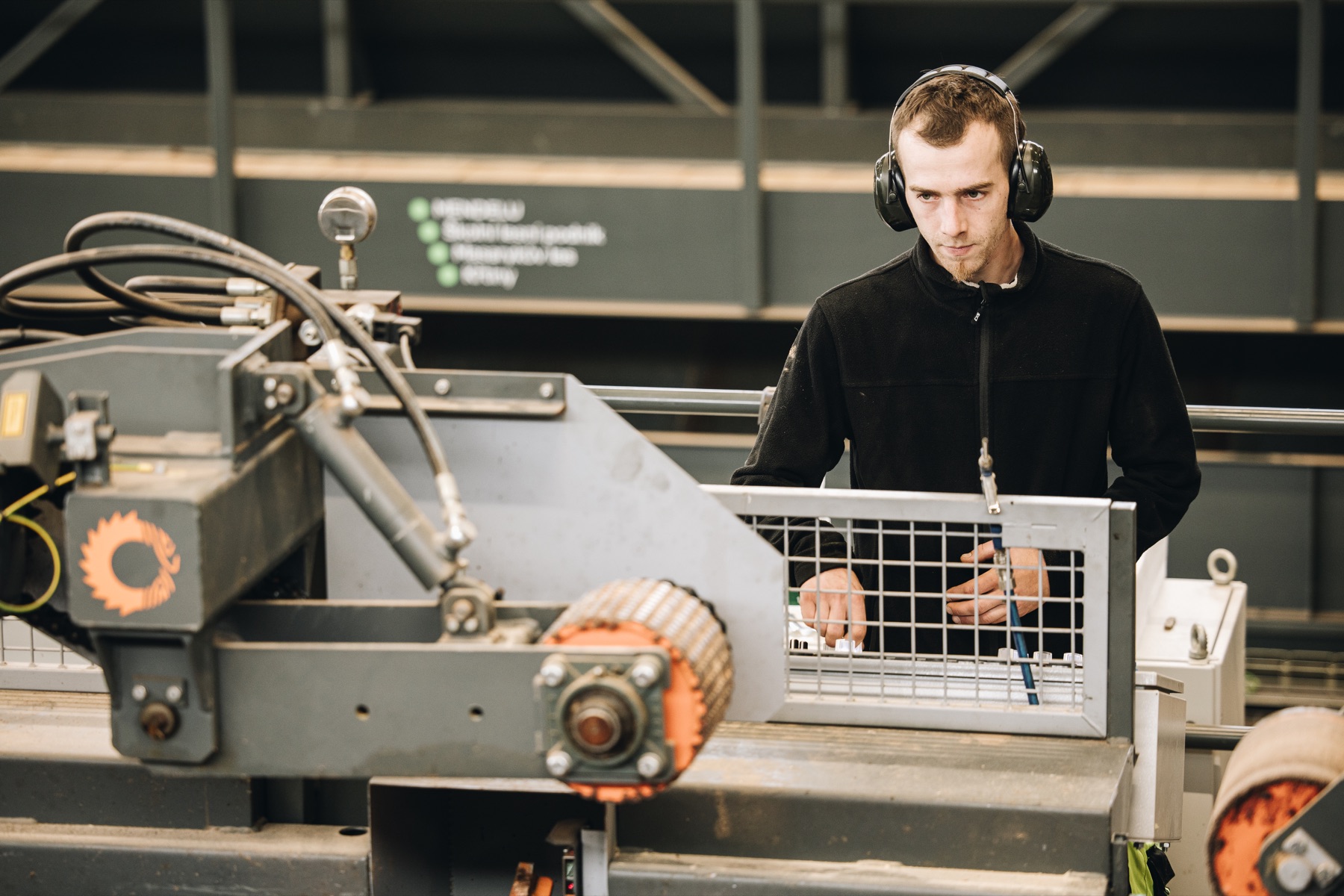 Pracovník obsluhující moderní technologii v Pile Olomučany